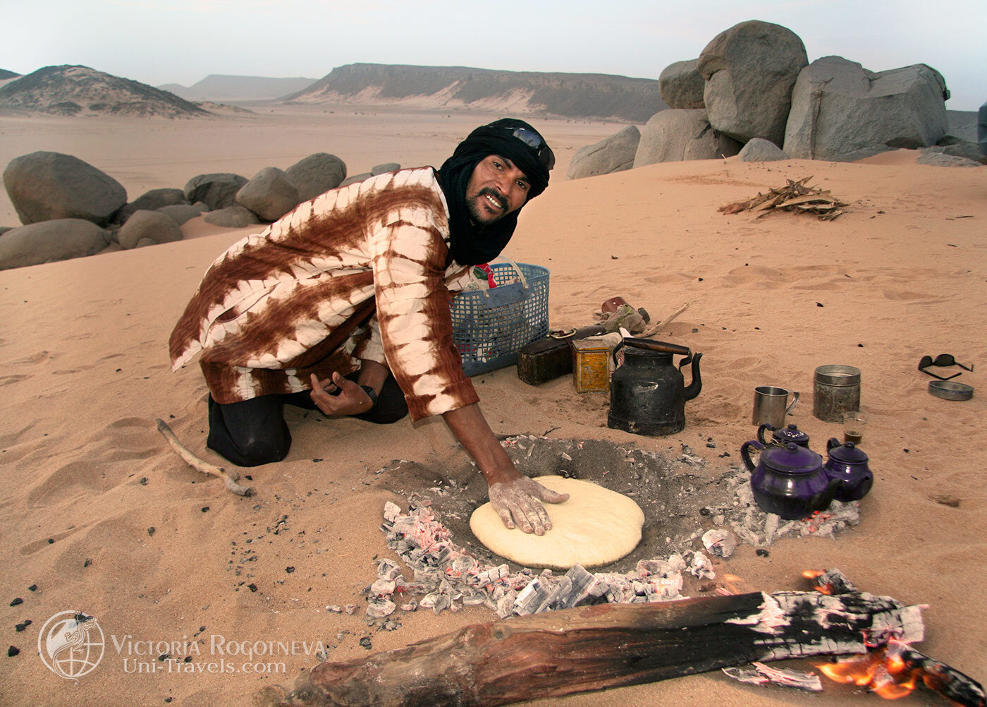 Жизнь и быт в пустыне. Бедуины туареги. Человек в пустыне. Люди живущие в пустыне. Бедуины пустыни сахара.