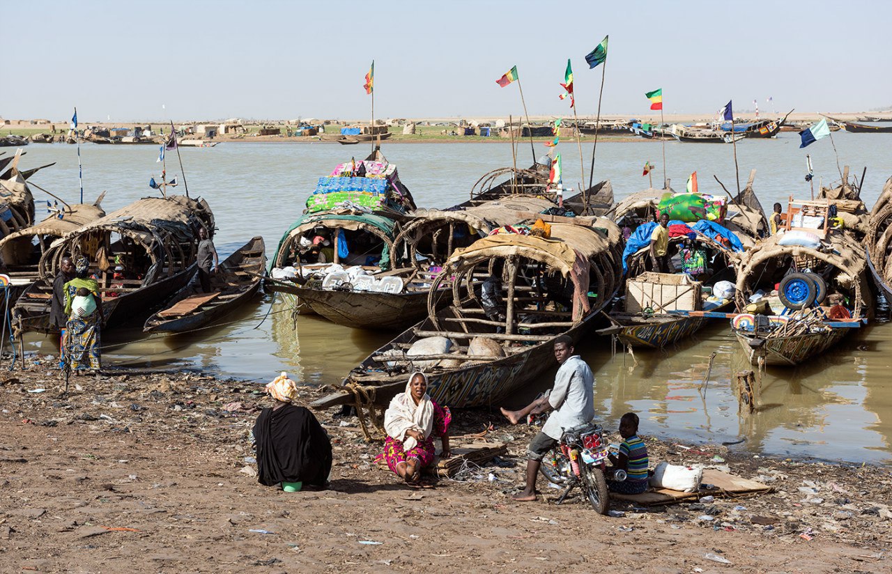 Реки и озера нигерии. Нигер мали. Мопти мали порт. Река нигер в мали. Судоходство в Африке.